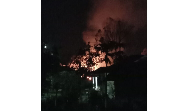 API MEMBUBUNG– Rumah yang dihuni pria lansia mengalami kebakaran di Kelurahan Sawahpadang Aua Kuniang,  Kecamatan Payakumbuh Selatan, Kota Payakumbuh.