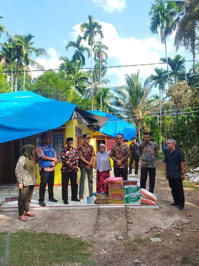 Dinas Sosial dan Perempuan dan Perlindungan Anak Padangpariaman, kemarin, memberikan bantuan logistik kepada korban rumahnya yang tertimpa batang pohon di dua tempat dalam daerahnya.