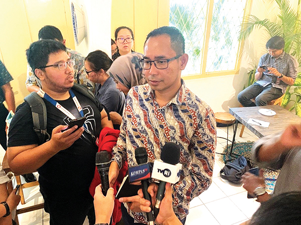 KETERANGAN—Direktur Perlindungan WNI Kemenlu Judha Nugraha berikan keterangan kepada wartawan..