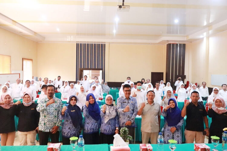 FOTO BERSAMA—Kadis Koperasi dan UMKM Payakumbuh Dahler, foto bersama dengan peserta.