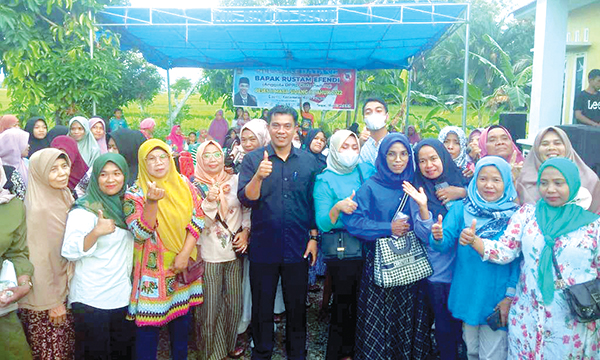 FOTO BERSAMA— Anggota DPRD Padamg Rustam Efendi foto bersama dengan warga di Sungai Latuang, Kampung Jambak RW II, Kelurahan Batipuah Panjang saat melakukan reses dapil, Kamis (12/5).