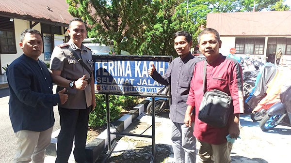 FOTO BERSAMA— Kasat Lantas AKP Dian Jumes Putra usai sertijab foto bersama dengan wartawan