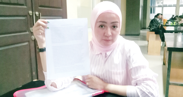 Dugaan Pemalsuan Tanda Tangan, Reni Murni Dilaporkan Mantan Suami ke Polda Sumbar 1 KETERANGAN PERS— Reni Murni memberikan keterangan pers usai diperiksa oleh penyidik Direskrimum Polda Sumbar karena dugaan pemalsuan tanda tangan pencarian asuransi oleh mantan suaminya.