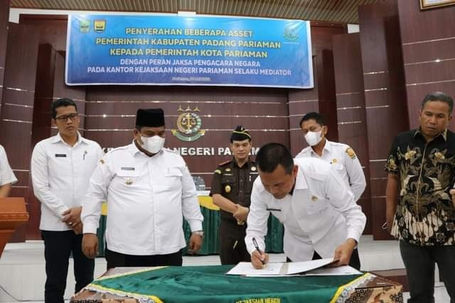 TANDA TANGAN— Bupati Padangpariaman Suhatri Bur menyaksikan penandatangan penyerahan aset yang dilakukan Wako Pariaman Genius Umar.
