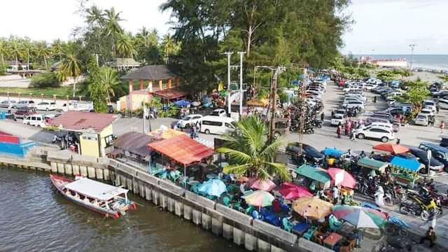 RAMAI— Pantai Gandoriah lagi ramai dikunjungi wisatawan.