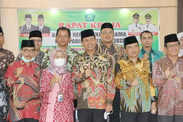 BERSAMA—Wali Kota Pariaman  H Genius Umar walikota bersama Kanwil Kemenag Sumbar saat acara.