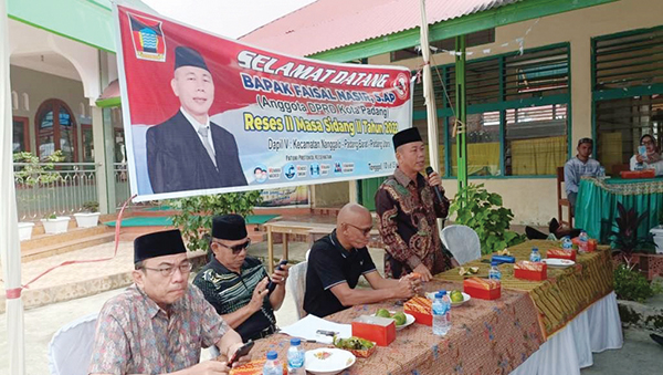 SAMBUTAN— Anggota DPRD Padang Faisal Nasir menyampaikan sambutan saat reses di Kelurahan Surau Gadang, Kecamatan Nanggalo, Senin (16/5). Warga berharap adanya betonisasi jalan dan perbaikan drainase.