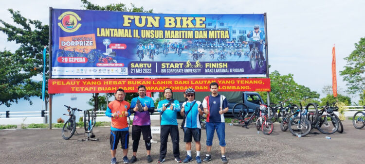 FUN BIKE— Manager PLN UPK Teluk Sirih, Feri Setiawan Efendi dan jajaran usai mengikuti kegiatan Fun Bike dan Halalbihalal yang dilaksanakan di Mako Lantamal II Teluk Bayur Padang.