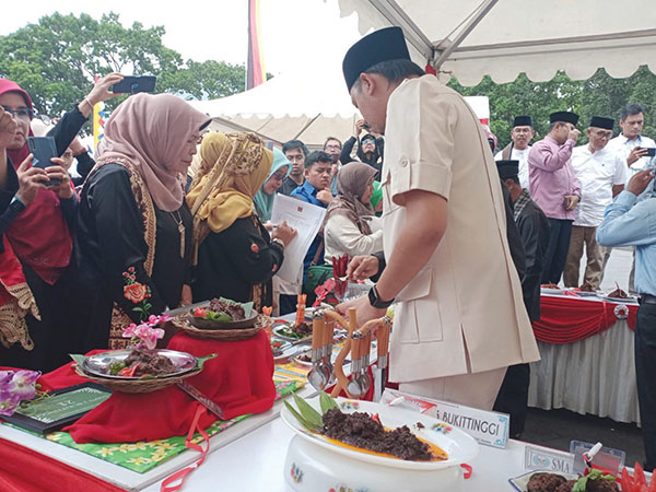 MARANDANG— Pemko Bukittinggi menggelar Festival Gadih Minang Marandang di pelataran Jam Gadang, Sabtu (21/5).