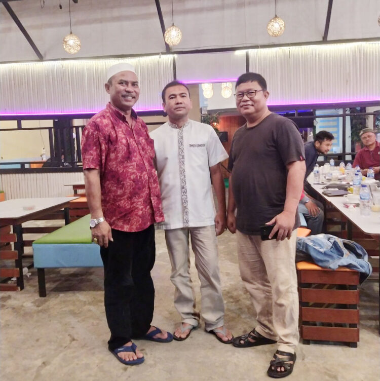 SILATURAHMI—Ketua DPRD Dharmasraya, Pariyanto Sutan Pamenan (kiri) Kepala Jorong Kubang Panjang (tengah) dan Ketua DPD NasDem, Ampera Dt Labuan usai silaturahmi di Tren Kopi Pulau Punjung.