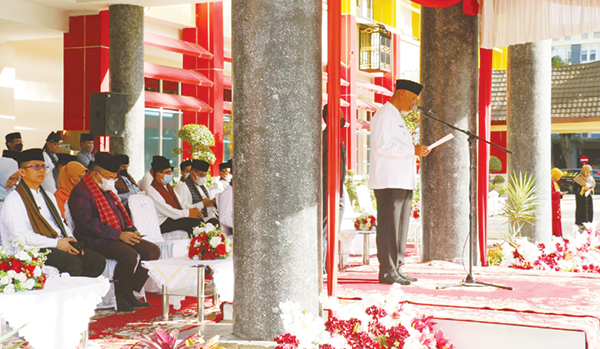 Gubernur Sumbar Dorong Kepsek Majukan Pendidikan di Era Merdeka Belajar, Inovasi dan Optimalkan Potensi untuk Kualitas Lulusan Sekolah 1 AMANAT UPACARA— Gubernur Sumbar Mahyeldi Ansharullah menyampaikan amanat upacara saat peringatan memperingati Hari Pendidikan Nasional (Hardiknas) tingkat Sumbar di halaman Kantor Gubernur, Jumat (13/5).