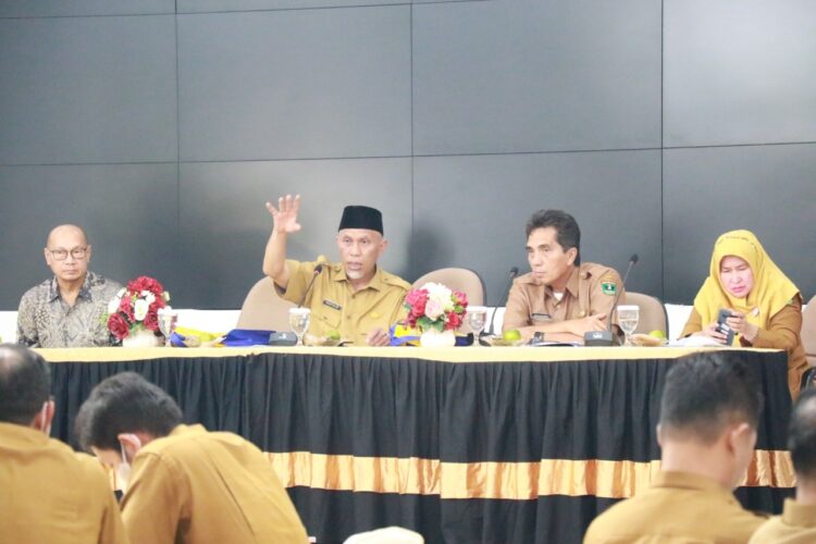Gubernur Mahyeldi saat memimpin rapat koordinasi yang dihadiri oleh Bupati dan Walikota serta Kepala OPD se kabupaten dan kota, di Auditorium Gubernuran