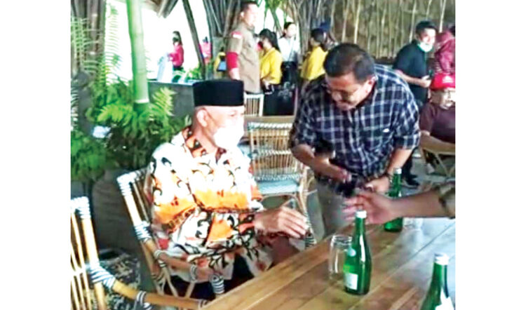 KUNJUNGI MCB— Gubernur Sumbar Mahyeldi mendatangi Marawa Beach Club (MBC), Jumat (6/5) sore bersama beberapa pejabat terkait, seperti Kadis Pariwisata Luhur Budianda dan Kadis Kominfotik Jasman.