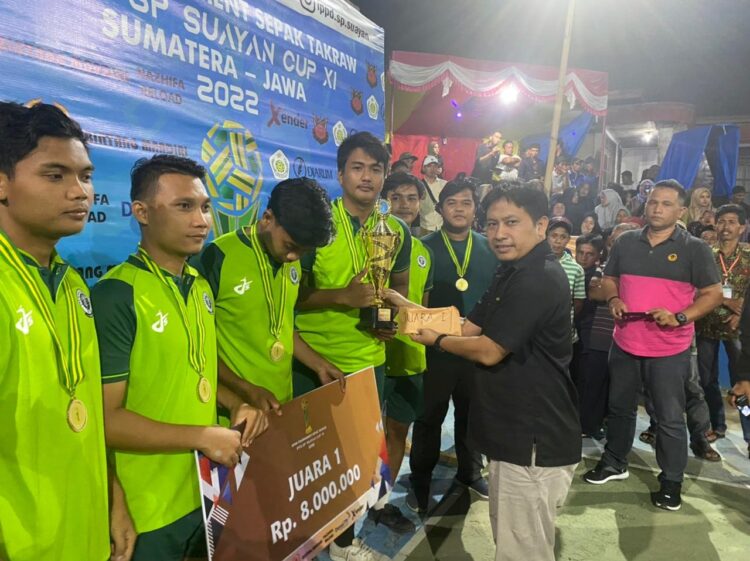 PENYERAHAN HADIAH— Hadiri event sepaktakraw di Kabupaten Limapuluh Kota, Plt Ketum KONI Sumbar Hamdanus menyerahkan kepada tim juara.