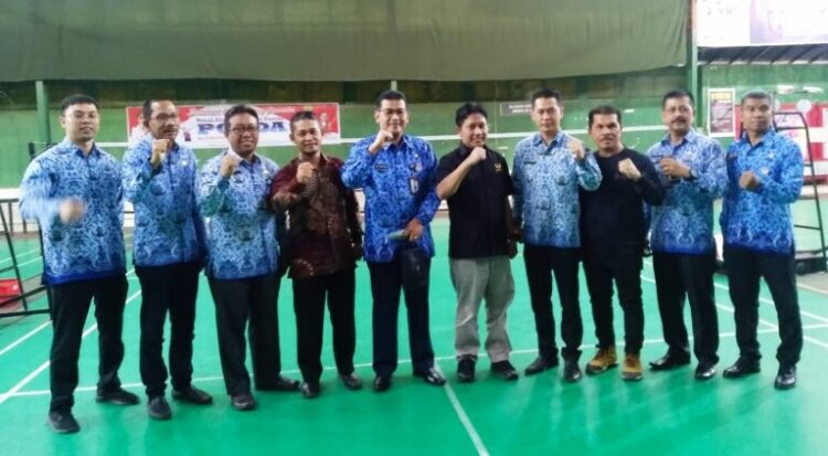 FOTO BERSAMA— Plt Ketum KONI Sumbar Hamdanus foto bersama Kadispora Sumbar Dedy Diantolani usai membuka Popda Cabor Bulutangkis di Hall Telkom.