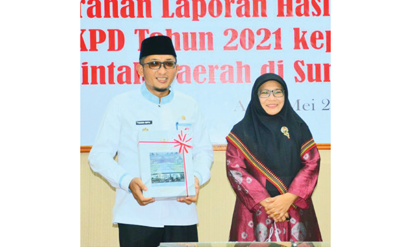 TERIMA OPINI WTP— Wali Kota Padang, Hendri Septa saat menerima Opini WTP ke-9 dari Kepala BPK RI Perwakilan Sumbar Yusnadewi di Kantor BPK RI Perwakilan Sumbar.