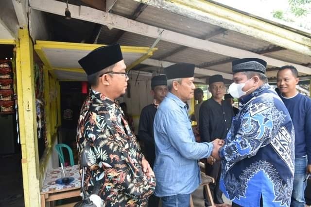 BERBURU BABI— Bupati Padangpariaman Suhatri Bur  saat berada di lokasi buru babi.