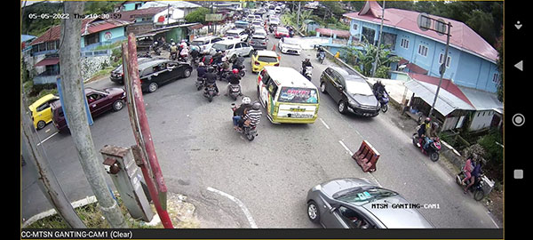 KENDARAAN MERAYAP— Sejumalh ruas jalan di Kota Padangpanjang padat merayap oleh kendaraan saat momen libur Lebaran.