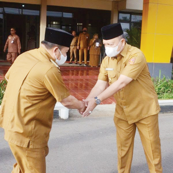 Hari Pertama Masuk Kerja, Bupati Agam Apel Bersama ASN di Lingkungan Pemkab 1 BERSALAMAN— Hari pertama masuk kerja, Bupati Agam Andri Warman bersalam dengan Wabup Irwan Fikri saat apel bersama ASN di lingkungan Pemkab Agam.