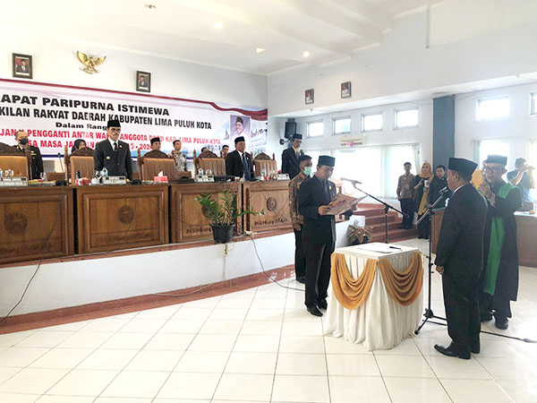 Gantikan Irwin Idrus, Hendri Dilantik jadi Anggota DPRD Limapuluh Kota 1 LANTIK— Ketua DPRD Lima Puluh Kota Deni Asra, melantik Hendri, S.Ag pengganti antar waktu Irwin Idrus yang mengundurkan diri.