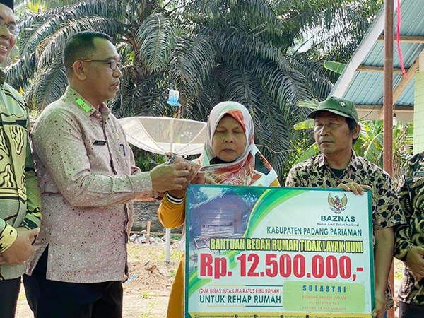 SERAHKAN—Staf ahli saat serahkan dana bantuan.