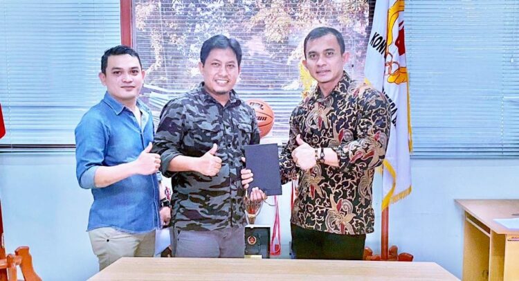 SERAHKAN CENDERA MATA— Ketua Himpunan Olahraga Milenial Minangkabau (HOMM) Sumbar Diding Grimon menyerahkan plakat cendera mata kepada Plt Ketum KONI Sumbar Hamdanus.