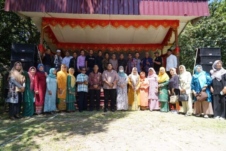 FOTO BERSAMA—Wabup Richi Aprian foto bersama pengelola Homestay.