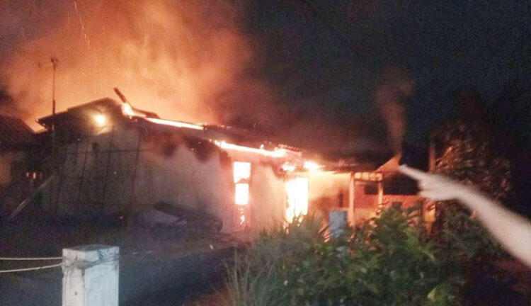 Plt Dinas Pemadam Kebakaran (Damkar) Kota Padang, Edi Hasymi mengimbau semua warga Kota Padang agar waspada terhadap kemungkinan kebakaran.