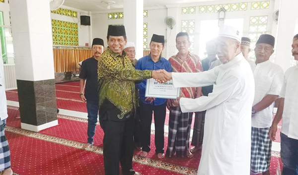 SERAHKAN BANTUAN— Anggota DPRD Padang,  Jupri menyerahkan bantuan dalam acara Safari Ramadhan, di Mushalla Ar Raudah, Kelurahan Gurun Laweh Kexamatan Lubeg, Jumat (29/4).