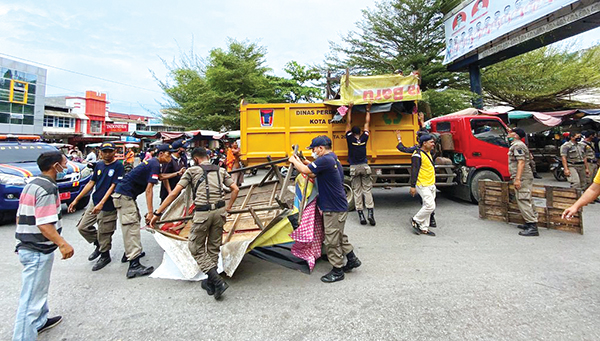 DITERTIBKAN— Sekitar 15 lapak-lapak milik PKL di kawasan Pasar Raya Padang diamankan petugas Satpol PP dan Disdag saat dilakukan penertiban, Kamis (5/5).