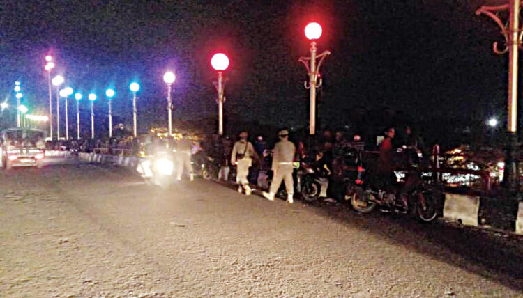 DILARANG PARKIR— Petugas Satpol PP mengawasi objek wisata Jembatan Siti Nurbaya. Pengunjung dilarang memarkirkan kendaraan di atas jembatan.