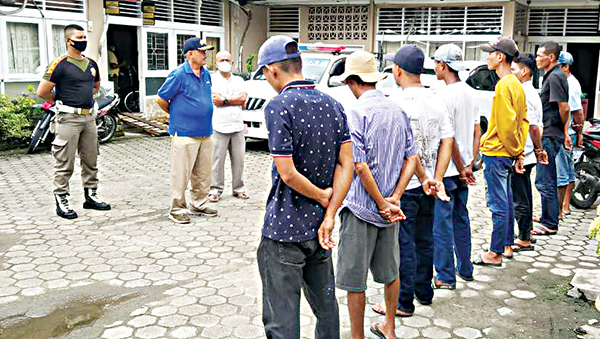 PELAKU PUNGLI— Sebanyak delapan pemuda yang diduga melakukan pungli disejumlah titik, diberi pembinaan di Mako Satpol PP, Sabtu (7/5). Sebelumnya, kedelapan pemuda ini diamankan oleh aparat Polresta Padang, Jumat (6/5).