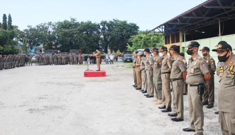 Dian Fakri Sidak, Kehadiran Pol PP Padang 100 Persen 1 APEL PAGI— Kepala Dinas Tenaga Kerja dan Perindustrian Kota Padang, Dian Fikri memimpin apel pagi dan sidak di Mako Satpol PP, Jalan Tan Malaka, Senin (9/5).
