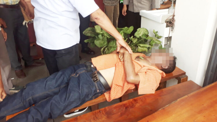 Sopir Travel Ditemukan Tewas di Kafe Kota Padang, Air Liur Keluar, Tangan Membiru 1 OLAH TKP— Polisi melakukan olah TKP penemuan mayat sopir travel di salah satu kafe kawasan GOR H Agus Salim Padang.