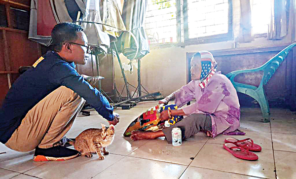 BADUT LANSIA— Seorang wanita yang sudah lansia diamankan petugas Satpol PP Kota Padang saat menjalankan profesi sebagai badut di perempatan lampu merah, Jalan A Yani, Kecamatan Padang Barat, Senin (9/5). 