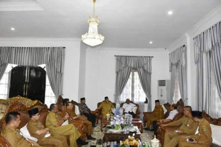 PERTEMUAN--Ketua DPRD Provinsi Sumatera Barat (Sumbar) Supardi bersama Gubernur Sumbar Mahyeldi Ansarullah, melakukan pertemuan untuk membahas program prioritas.