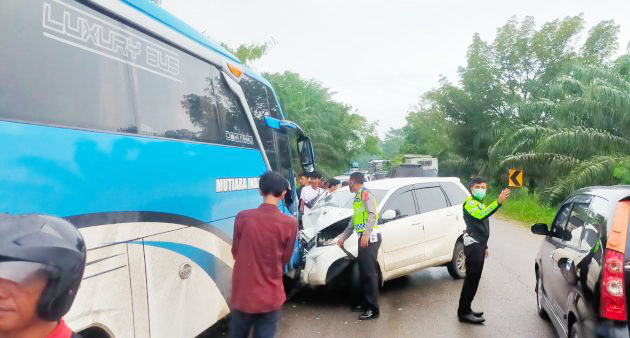 Gagal Nyalip di Jalan Lintas Sumatera, Mobil Xenia Tabrak Bus Pariwisata, Sopir dan 4 Penumpang Terluka Parah 1 KECELAKAAN— Polisi melakukan olah TKP dan melakukan pengaturan lalu lintas untuk mengurai kemacetan akibat kecelakaan yang melibatkan mobil Xenia dan Bus Pariwisata.