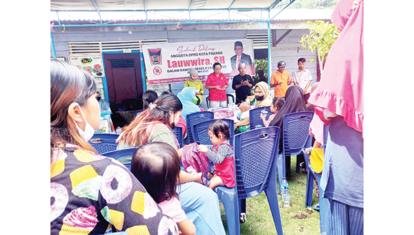 RESES DAPIL— Anggota DPRD Padang, Lawwira melakukan reses dapil di Kelurahan Seberang Palinggam, Kecamatan Padang Selatan, Rabu (11/5).