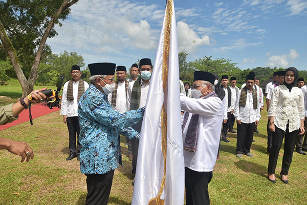 SERAHKAN PATAKA— Ketua KORMI Sumbar Aristo Munandar menyerahkan bendera pataka KORMI kepada pengurus KORMI Sawahlunto yang baru.