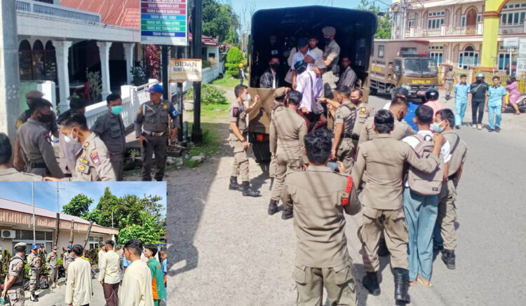 KELUYURAN, NONGKRONG DI WARUNG— Puluhan pelajar dari tiga sekolah terjaring razia Satpol PP Padang saat melakukan pengawasan terhadap pelajar yang keluyuran selama Proses Belajar Mengajar (PBM), Jumat pagi (13/5). Para pelajar ditertibkan tengah asyik nongkrong di warung.