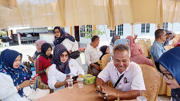 JEMPUT ASPIRASI— Anggota DPRD Padang Jumadi melakukan reses di Balai Gadang, Sabtu (14/5). Warga pun menyampaikan sejumlah aspirasi dan berharap ada bantuan untuk mobiler sekolah-sekolah.