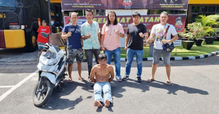 DIAMANKAN— M alias Jono (38) diamankan tim Klewang setelah nyaris diamuk massa lantaran kepergok korbannya saat akan mencuri sepeda motor.