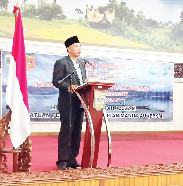 SAMBUTAN— Ketua Persatuan Perantau Kenagarian Maninjau (PPKM) Padang, Syahril saat memberikan sambutannya dalam acara halalbihalal PPKM, Minggu (22/5), di Auditorium Gubernuran.