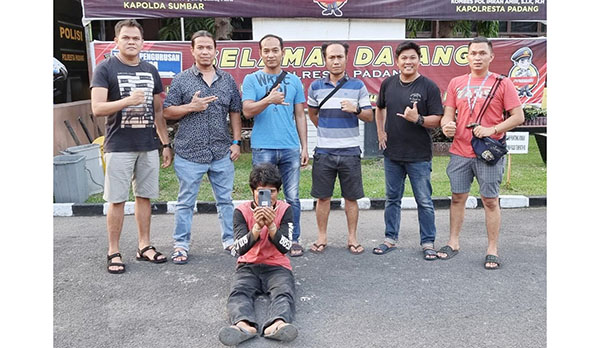 CURI HP— Pelaku Taufik Ilham (38) yang tega mencuri Hp milik rekan kerjanya ditangkap Tim Klewang Polresta Padang.