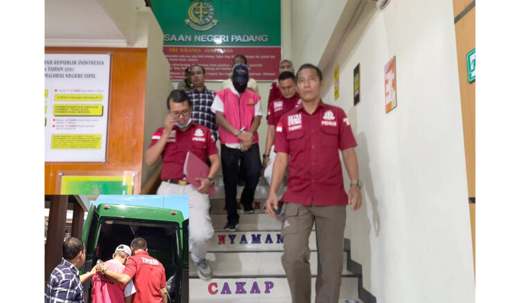 Kasus Korupsi Dana KONI Padang, Abien Resmi Dijebloskan ke Rutan Anak Air, Ketua Tim JPU: Ditahan 20 Hari ke Depan 1 DITAHAN— Tersangka kasus korupsi dana hibah
KONI Padang, Agus Suardi terlihat memakai rompi tahanan sambil kepala tertunduk digiring oleh petugas keamanan menuju mobil tahanan di Kantor Kejari Padang untuk
dibawa ke Rutan Anak Air Padang.