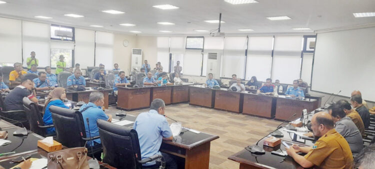 AUDIENSI--Aliansi Serikat Pekerja Sumbar Bersatu mendatangi  Gedung DPRD Sumbar dan melakukan audiensi dengan Komisi II serta  Dinas Tenaga Kerja dan Transmigrasi Sumbar.