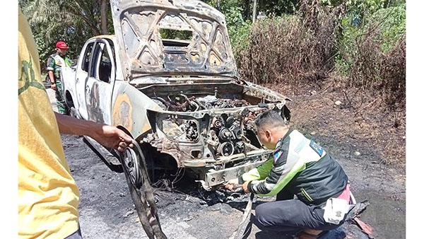 MOBIL TERBAKAR— Mobil Toyota Hilux habis terbakar di Nagari Sungai Lansek, Kecamatan Kamang Baru, Kabupaten Sijunjung. 