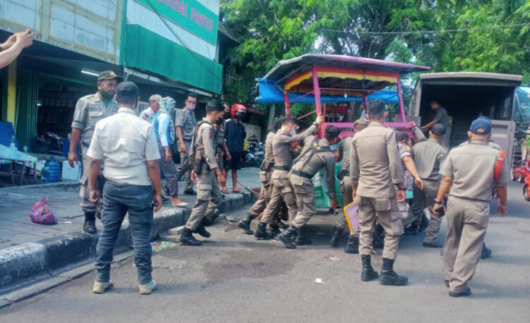 TIDAK JERA— Satpol PP Kota Padang kembali melakukan penertiban terhadap PKL di kawasan Hilligoo, Jumat  (27/5). Para petugas Satpol PP ini setidaknya berhasil mengangkut barang-barang milik PKL, seperti peti barang, gerobak, meja dan kursi milik PKLl.