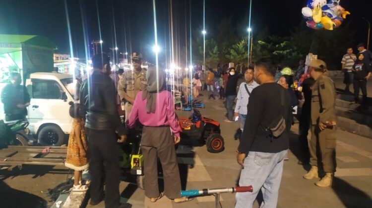 6 Mobil PKL Pantai Padang Disita, Berkali-kali Ditegur dan Diperingati, Pedagang Tetap Cuek 1 MOBIL MAINAN— Petugas Satpol PP Padang menyita enam mobil mainan milik pedagang kaki lima (PKL), di depan Lapau Panjang Cimpago, Pantai Purus, Kecamatan Padang Barat, Minggu (29/5) malam. PKL memanfaatkan kawasan itu untuk tempat arena bermain yang menyediakan jasa rental mobil mobilan anak.