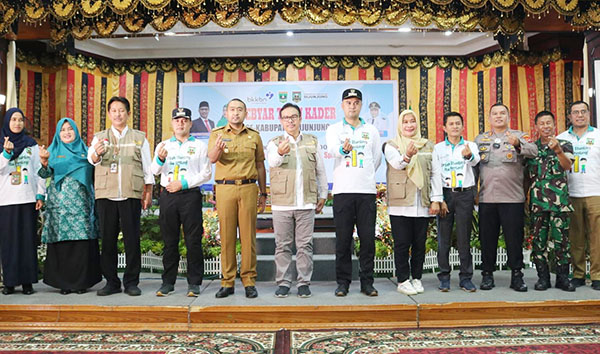 KUNJUNGAN KERJA— Kepala BKKBN 
Hasto Wardoyo saat melakukan kunjungan kerja ke Kabupaten Sijunjung didampingi 
Bupati Sijunjung, Benny Dwipa dan 
Wagub Sumbar Audy Joinaldy serta Fokopimda Sijunjung.